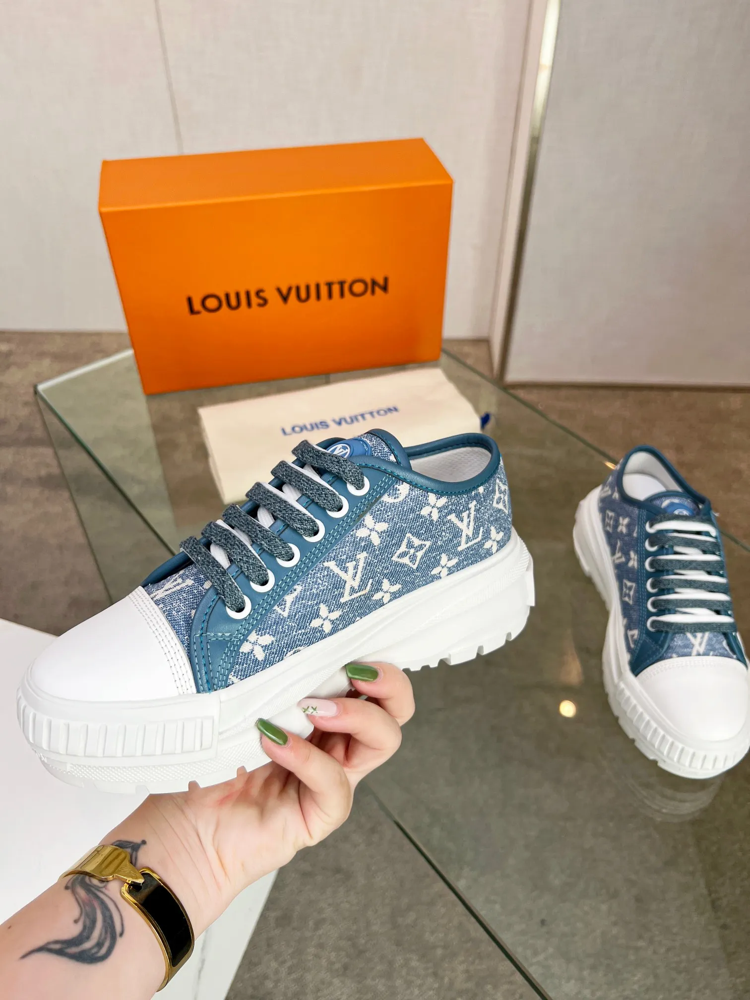 👟👟Ex-factory price 440👟👟 This LV Squad sneaker is made of Monogram denim to stretch out the midsummer comfort. The same color leather outlines the edges, the rubber LV Circle logo embellishes the tongue, and the thick yet lightweight rubber outsole upgrades the comfort again. Yardage: 35-41.